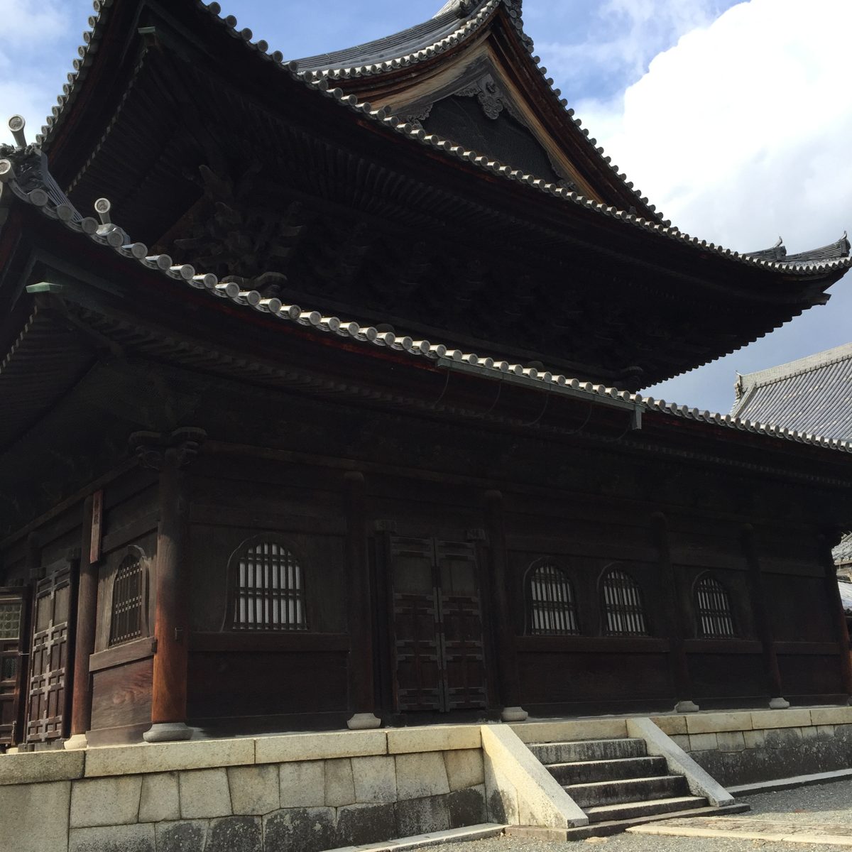 寺の仏殿の屋根と木組み