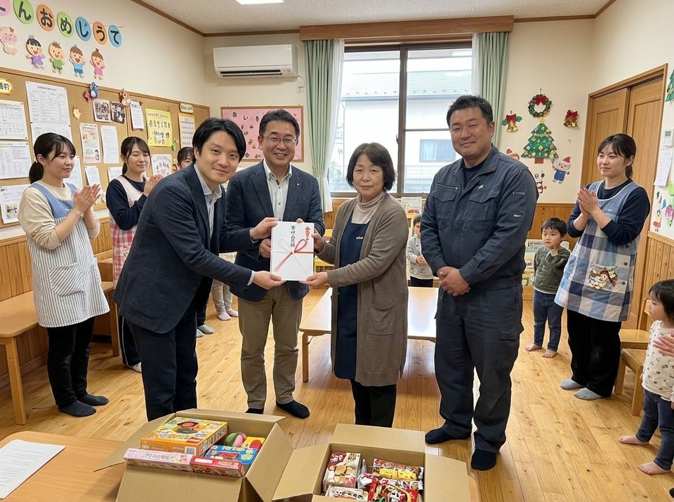 施設の方に寄付の目録を手渡す様子