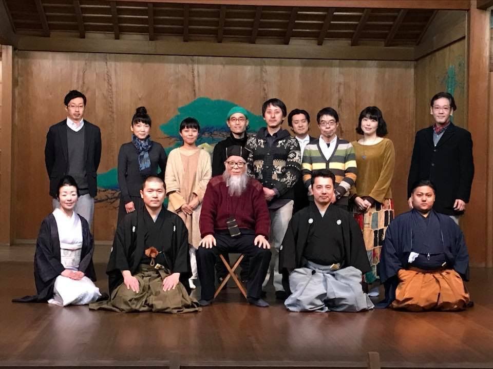 能舞台に並ぶ演者と参加者