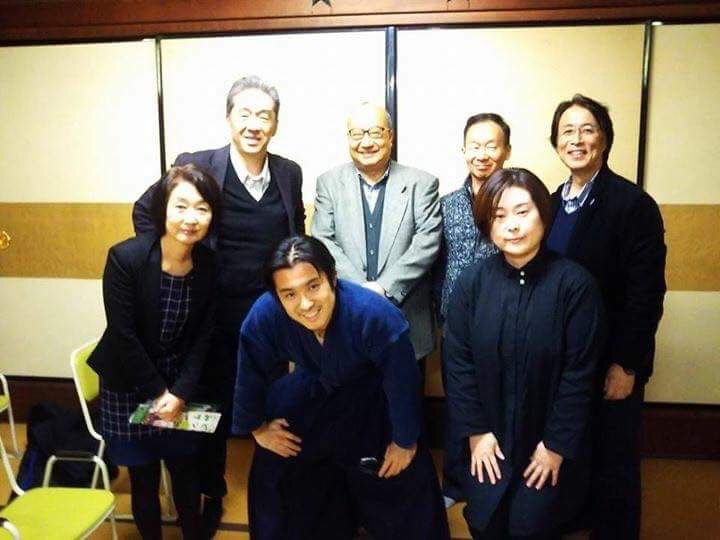 和室で日本文化の催しの参加者と
