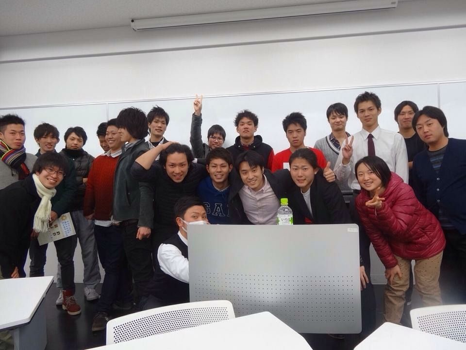 大学での講義のあと、学生と記念写真