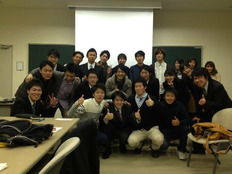 講義のあと、学生と記念写真