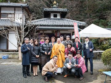 寺の境内で行事の参加者と